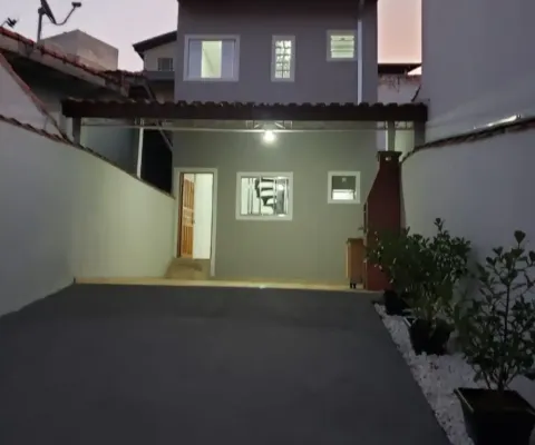 Sobrado com 3 dormitórios com 125m² em condomínio fechado na zona leste de sjc