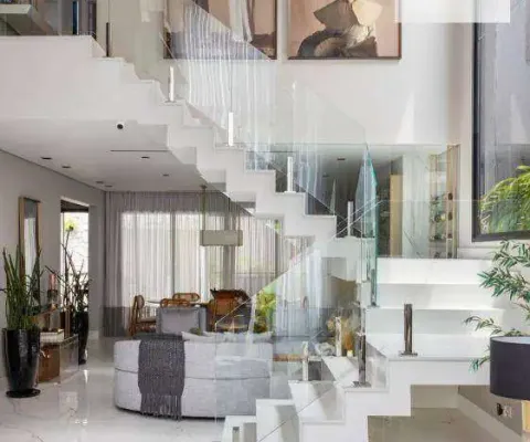 Casa com pé direito duplo e projeto diferenciado de marcenaria em todos os ambientes, 5 suítes !