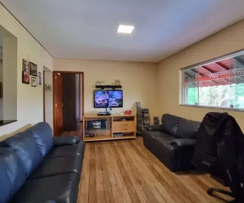Chácara, 2 suítes, sala dois ambientes, copa e cozinha com planejados, banheiro social, varanda