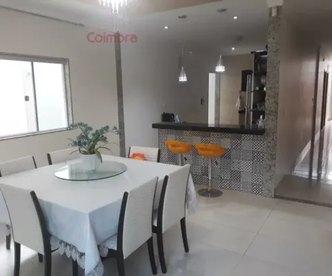 Casa baixa no bairro grã duquesa ótima localização.  casa com 4 quartos sendo 1 suíte, sala ampla conjugada com copa, cozinha planejada, área de serviço, banheiro social e garagem para 3 carros.   aca