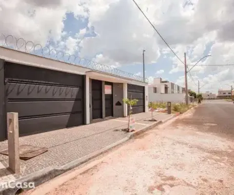 Casa com 3 quartos, suíte, sala ampla, cozinha americana, quintal, 2 vagas no bairro vida nova em uberlândia
