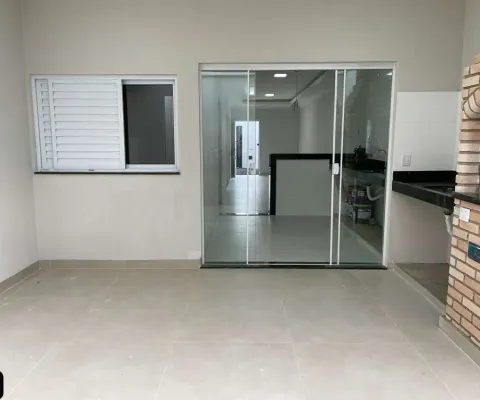 Casa com 3 quartos; suíte; banheiro social; jardim de inverno; sala grande; cozinha americana; varanda gourmet; lavanderia separada