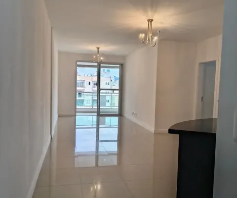 Apartamento com 03 quartos sendo 01 suíte e 03 bwc localizado no estreito - fpólis.