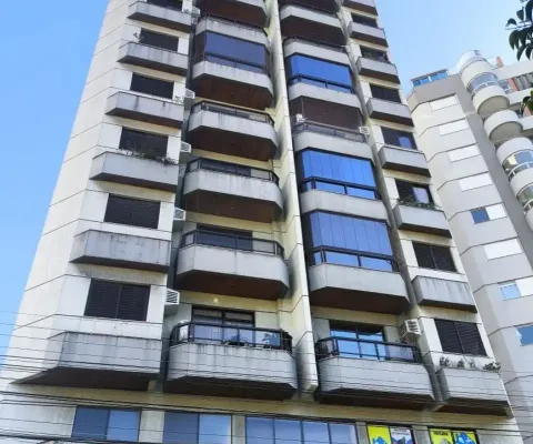 Apartamento com quatro quartos sendo 02 suítes 05 bwc localizado no centro de florianópolis sc.