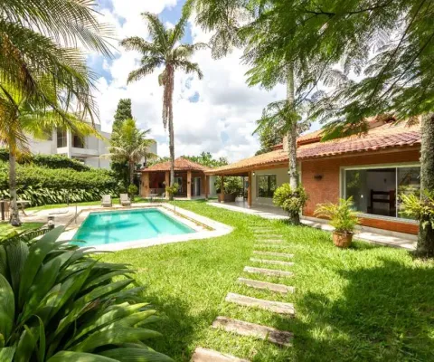 Casa em condomínio para venda com 5 quartos, sendo 3 suítes, 550m²
