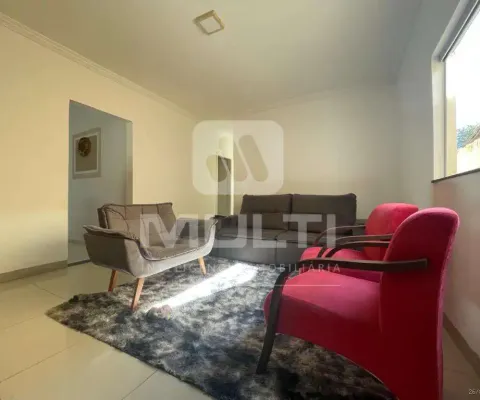 Casa com 3 quartos à venda no Conjunto Segismundo Pereira, Uberlândia 