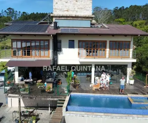 Casa alto padrão à venda com possibilidade de locação. residência com 3 quartos sendo 3 suítes, 12 vagas, piscina, terreno com 6.000m², joão paulo, florianópolis - sc