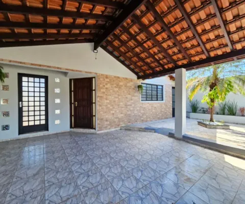 Casa com suíte e gourmet à venda perto da fib! lote inteiro. aceita financiamento!