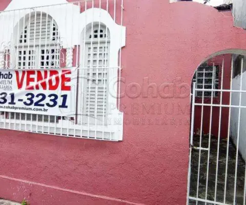 Casa à venda no centro da cidade com 315 m² de terreno.