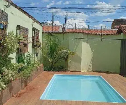 Casa de 03 quartos, com piscina, no bairro serra dourada