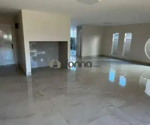 Casa de luxo com piscina e varanda gourmet no coração da cidade.