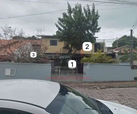 Casa sobrado a venda na cidade de bombinhas/sc no bairro bombas, 1 casa e 2 kitnets com 5 quartos e 5 vagas de garagem. 193m²