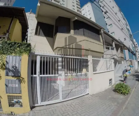 Casa mobiliada em itapema/sc, no bairro meia praia. com 3 dormitórios e 100m². bem localizada a 300m do mar