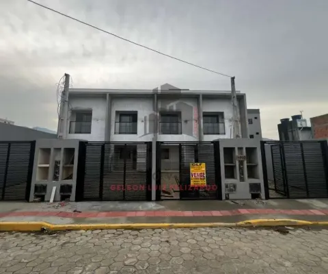 Casa geminada em itapema bairro morretes, com 90m² sendo 3 dormitórios e 1 suíte, vaga para até 2 carros, com quintal nos fundos