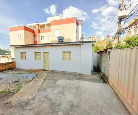 Lote com área de 375m², barracão de 01 quarto, no caiçara