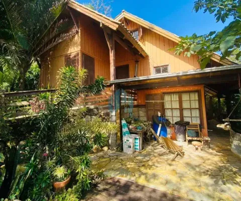 Duas lindas casas rústicas, em amplo terreno, na praia do rosa, com uma vista incrível!