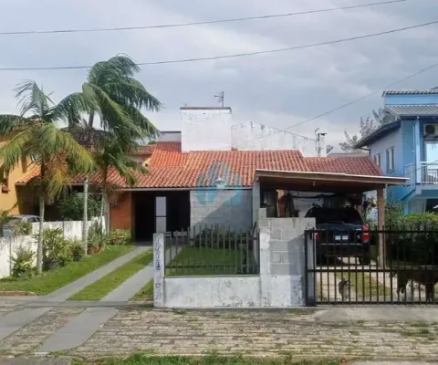 Casa localizada no centro de garopaba, a 1.500 m da praia central!