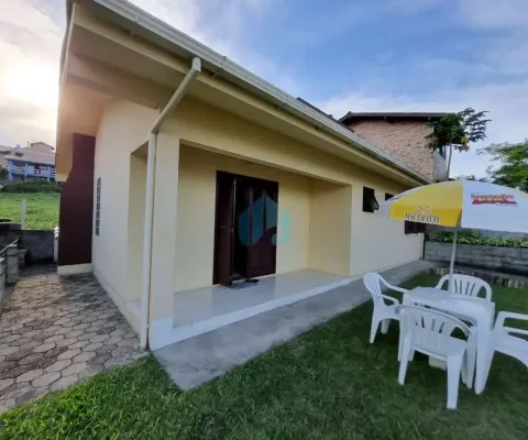 Bela casa localizada no loteamento village, a poucos minutos do centro de garopaba!