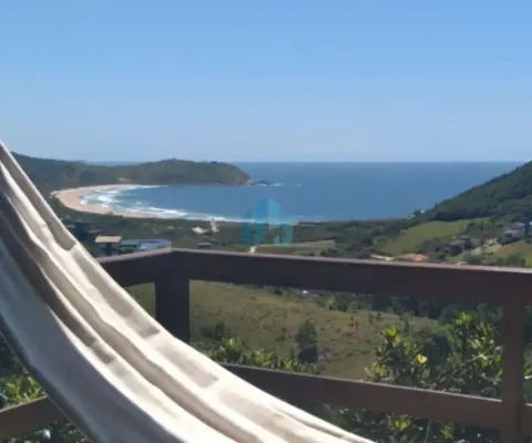 Bela casa com vista p/ mar, localizada na praia do silveira, em garopaba!