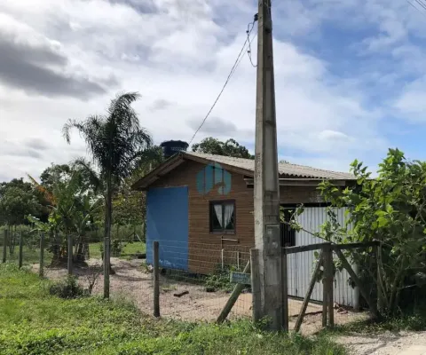 Casa em amplo terreno localizada a poucos metros da surfland, em garopaba!