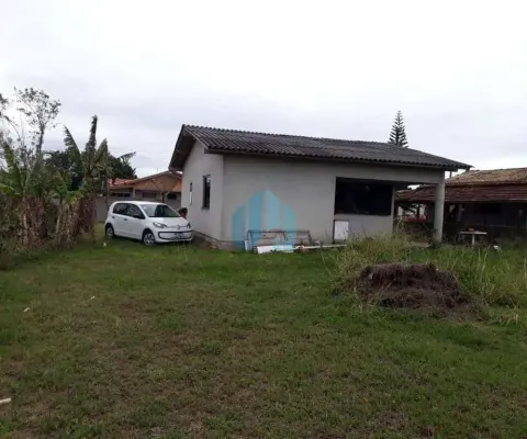 Casa a 300 m da br 101, localizada no bairro araçatuba, em imbituba.