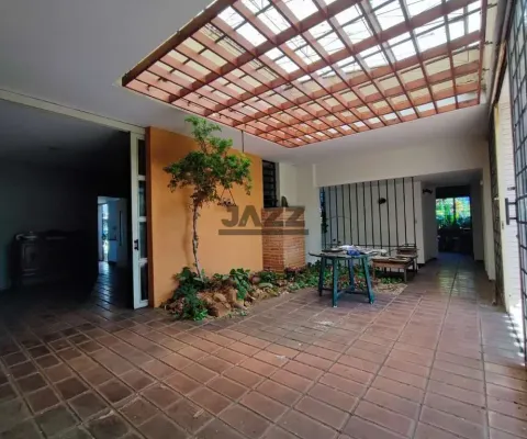 Casa à venda com 1.212 m², contendo quatro quartos, três salas, quatro banheiros e quatro vagas de garagem