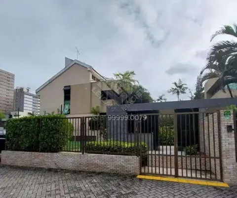 Casa com 3 pavimentos, decorada, às margens da rua apipucos!