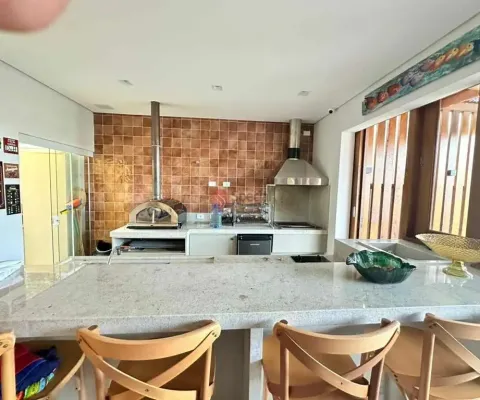 Casa em condomínio com 285 m² de terreno, 3 quartos, 1 suíte e 6 vagas de garagem.