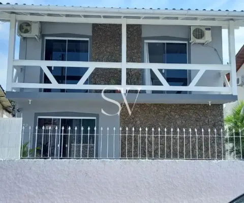 Casa a venda de 04 dormitórios sendo 03 suítes no bairro flor de napolis em são josé-sc