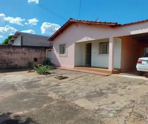 Casa à venda no parque amazonia em goiânia, com 3 quartos próximo a praça onde tem a caixa economica