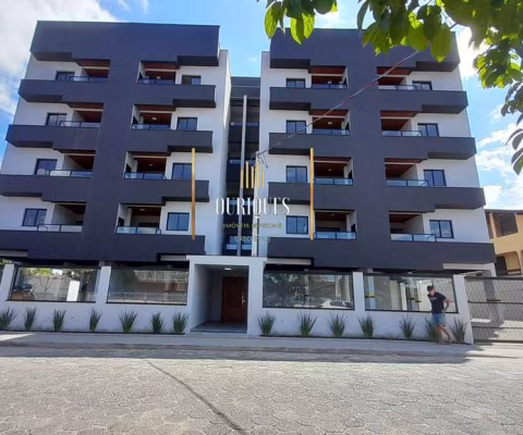 Apto com 3 quartos sendo 1 suíte e 2 vagas de garagem.