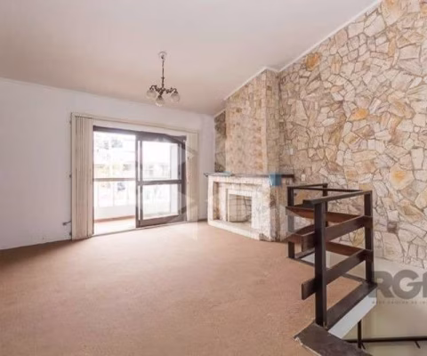 Casa com 04 dormitorios no bairro Chacará das Pedras em Porto Alegre, com 280m2 útil, 2 pavimentos, com 04 dormitórios, sendo 01 suíte, living superior com lareira, cozinha, banheiro social, edicula, 