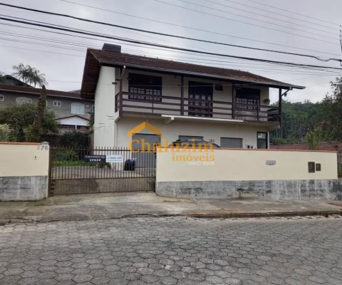 Sobrado à venda no bairro Floresta, com  210 m2 de área Útil contendo duas amplas salas comercial no térreo  Joinville, SC