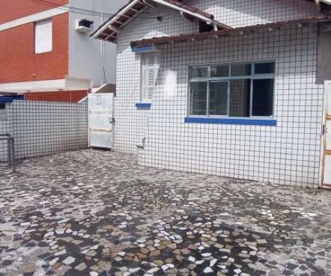 Casa ampla com 4 quartos no total de 250 m2. Outra no fundo.