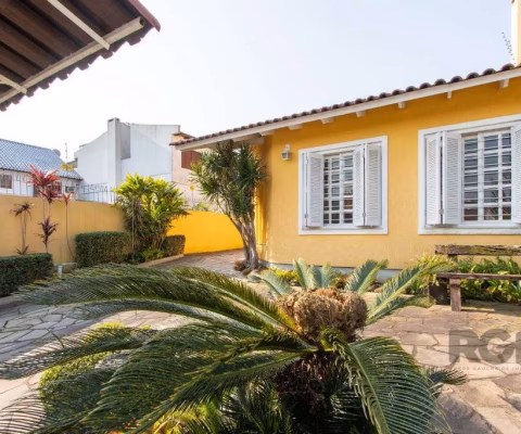 Residência  na zona sul de porto alegre, casa 100% mobiliada com 4 dormitórios sendo 2 suítes, hidro, living 3 ambientes, lavabo, lareira, piscina, hall, copa/cozinha montada, dependência de empregada