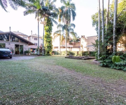 Excelente residência no Bairro Tristeza com 4 dormitórios, sendo 2 suítes e demais dependências. Casa próxima do rio em rua residencial. Terreno medindo 20x64 , com área total de 1.280m². Ótimo para c
