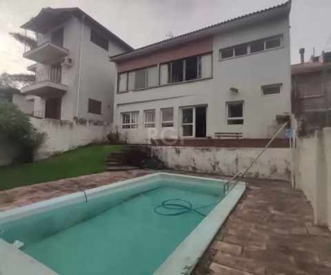 Ótima residência com cerca de 405m² privativos e com 3 dormitórios, sendo uma suíte. Você pode contar também com hall de entrada, lavabo, gabinete, amplo living com lareira, bar e sacada, cozinha com 