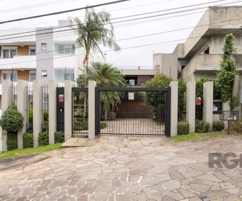 Maravilhosa residência com 04 suítes, todos com piso aquecido, sendo a suíte máster com closet, banheira hidromassagem, as duas suítes principais tem acesso a sacada e ao elevador. Living living com u