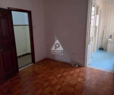 APTO COMPOSTO DE: SALA. 2 QTOS. SUITE. ARMÁRIOS. COZINHA. ÁREA. VAZIO.