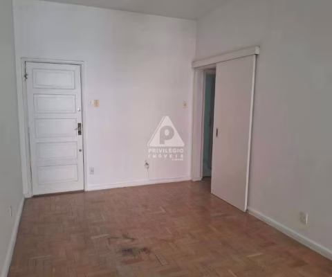 Apartamento de 2 quartos em Copacabana na quadra da praia
