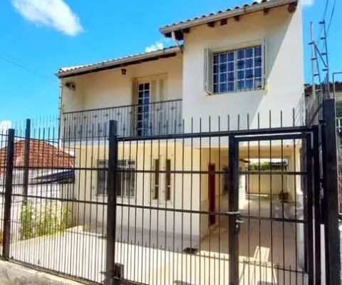 Casa lindíssima de 2 dormitórios com terraço no bairro Medianeira!!&lt;BR&gt;Imóvel impecável, reformado com cozinha e sala espaçosos, 02 banheiros, 02 dormitórios, sacada, terraço amplo com excelente