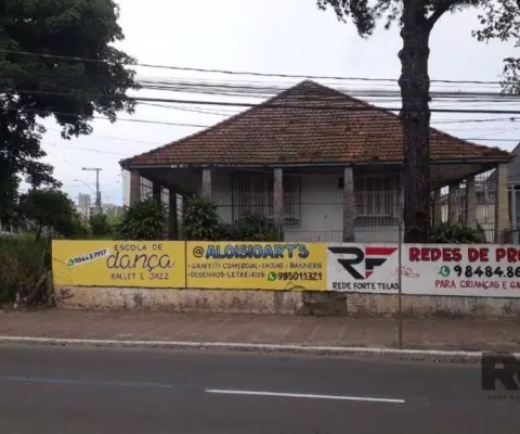 Oportunidade casa comercial em esquina na avenida Cavalhada, área entorno de 1000m². O terreno possui um imóvel amplo com potencial comercial. Área construtiva para empreendimentos podendo ser ampliad