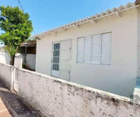 Berté aluga casa 02 dormitórios no bairro Medianeira!&lt;BR&gt; Casa com pátio independente, dois quartos, cozinha e sala em conceito aberto, 1 banheiro. Local calmo e familiar, com casas com entradas