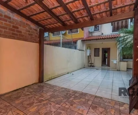 Ótima casa com 110m² privativos, distribuída em living para dois ambientes, lavabo, 3 dormitórios sendo 2 suítes, cozinha, área de serviço, espaçoso pátio, área coberta com churrasqueira e depósito. P