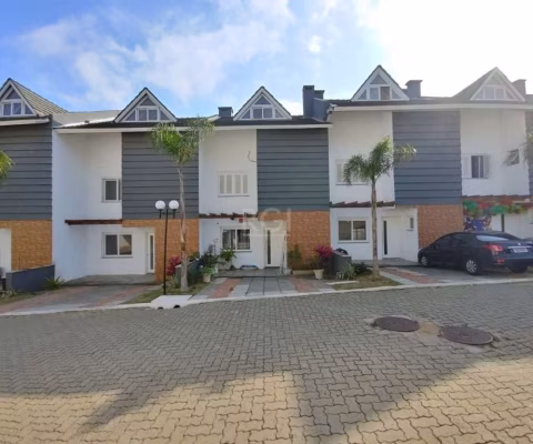 Sobrado em charmoso condomínio no bairro Vila Nova com 134m² privativos, peças amplas e ensolaradas, na parte inferior: cozinha americana, pequeno pátio nos fundos, piso em áreas molhadas. Na parte su