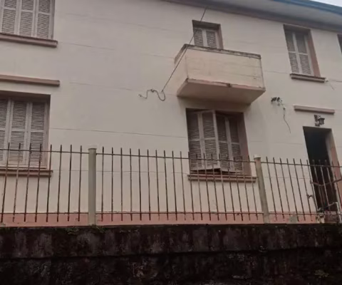 Apartamento no andar térreo de sobrado no bairro Petrópolis, com 84m² privativos e pátio. Podendo ser residencial ou comercial. Possui: hall de entrada, sala de estar, 2 dormitórios, banheiro social, 
