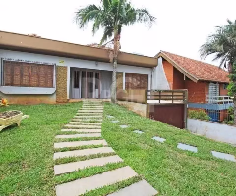 Casa no bairro Medianeira com living amplo para 2 ambientes, sacada com acesso pela sala, cozinha americana com móveis planejados, 3 quartos sendo 1 suíte, banheiro social. Água quente nos banheiros e