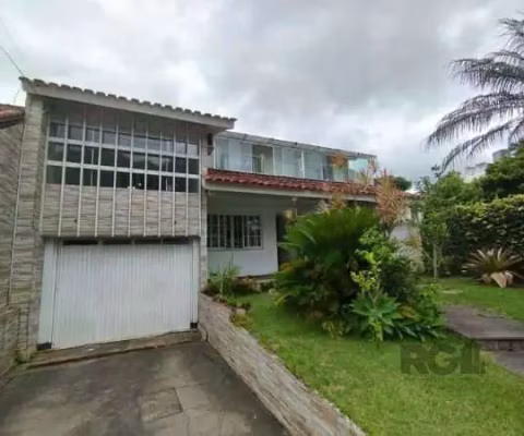 Casa no bairro Ipanema 6 dormitórios para locação&lt;BR&gt;Excelente casa, com aproximadamente 326m², amplo living com 3 ambientes, cozinha com ótima iluminação, 06 dormitórios, 6 banheiros sendo 2 su