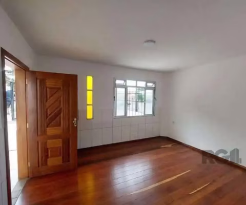 otimo sobrado no bairro Medianeira proximo da avenida oscar perreira, com dois pavimentos. possui no andar terreo sala de estar, banheiro, copa cozinha, area de serviço coberta. No andar superior poss
