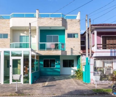 Sobrado para alugar no bairro Hípica, de 3 andares. No térreo possui: sala ampla com lareira a gás, teto com rebaixe em gesso, painéis decorativos e papel de parede, lavabo, sala de jantar, cozinha am